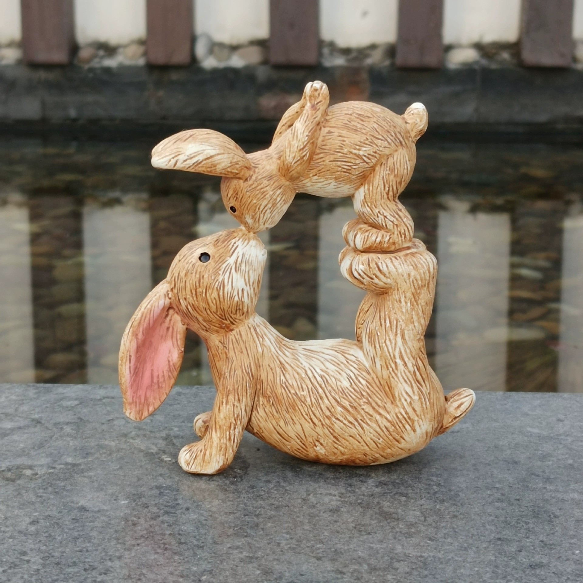 Kiss Rabbit Statue Representin - مراجعة Home Office Representative وسعره