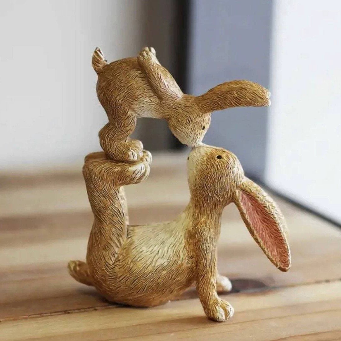 Kiss Rabbit Statue Representin - مراجعة Home Office Representative وسعره
